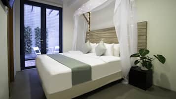 Deluxe King with Balcony | Minibar, in-room safe, desk, laptop workspace