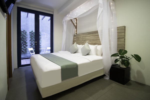 Deluxe King with Balcony | Minibar, in-room safe, desk, laptop workspace