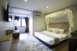 Minibar, brankas, meja kerja, dan ruang kerja ramah laptop
