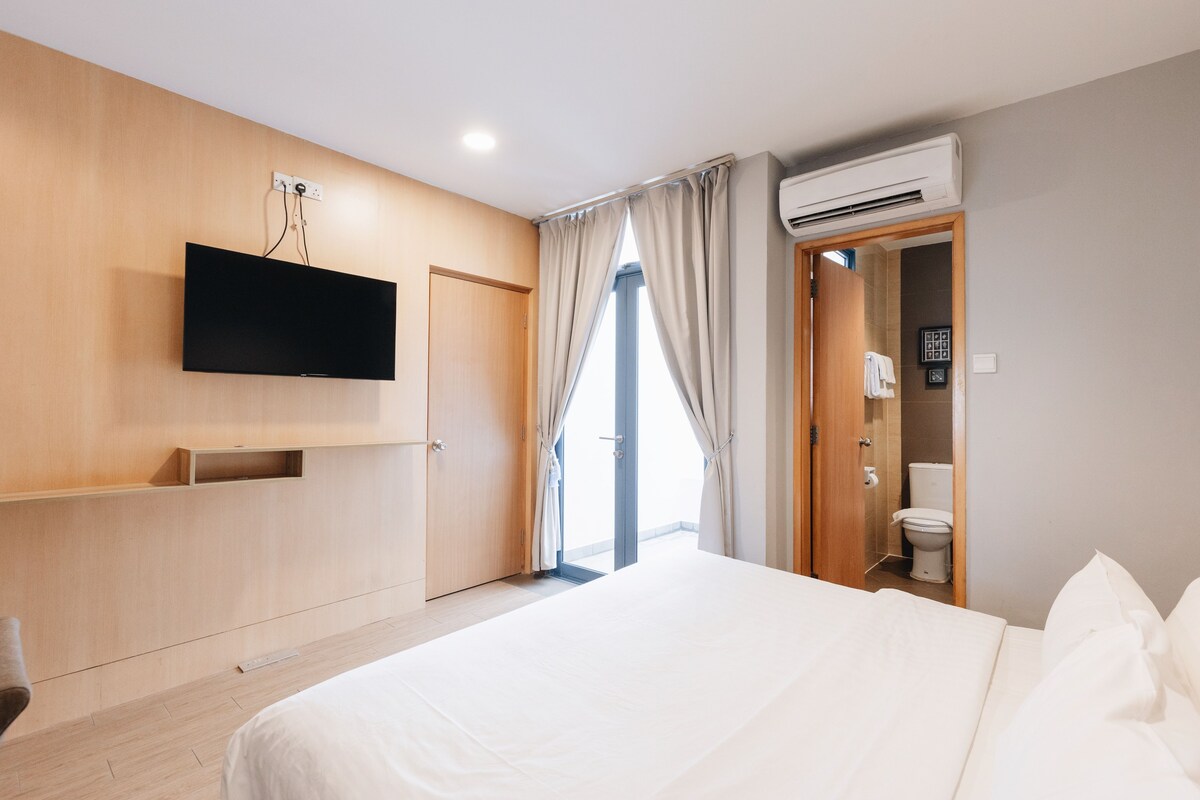 Minibar, in-room safe, desk, laptop workspace