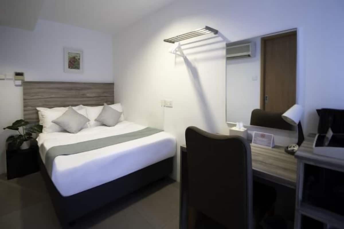 Minibar, Zimmersafe, Schreibtisch, laptopgeeigneter Arbeitsplatz