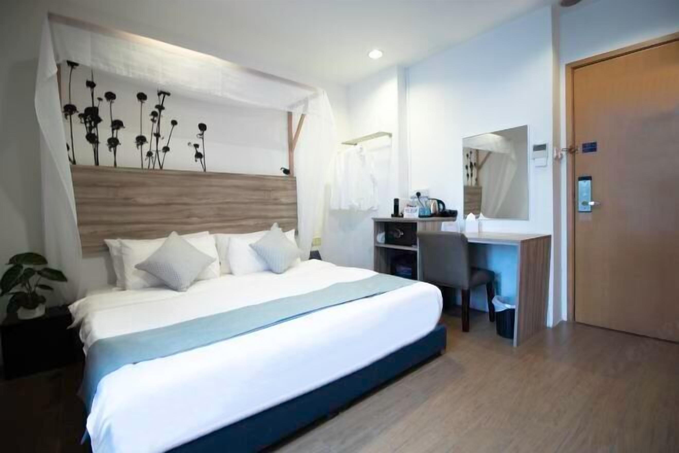 Minibar, in-room safe, desk, laptop workspace