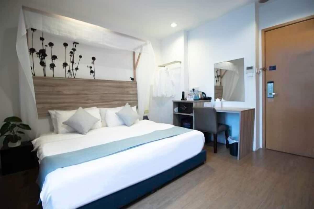 Minibar, Zimmersafe, Schreibtisch, laptopgeeigneter Arbeitsplatz