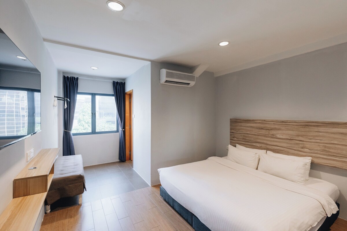 Deluxe King | Minibar, in-room safe, desk, laptop workspace