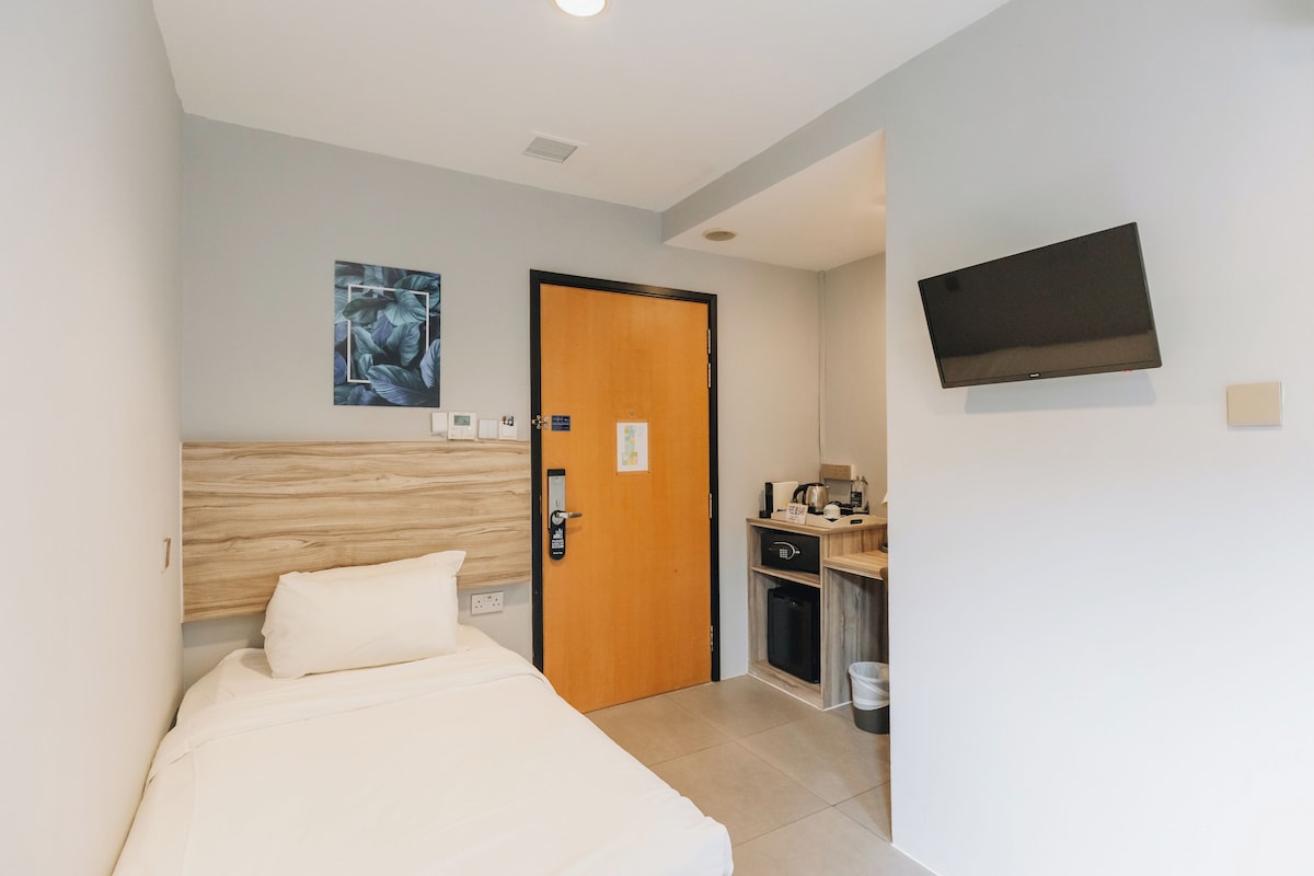 Standard Single Room | Minibar, in-room safe, desk, laptop workspace