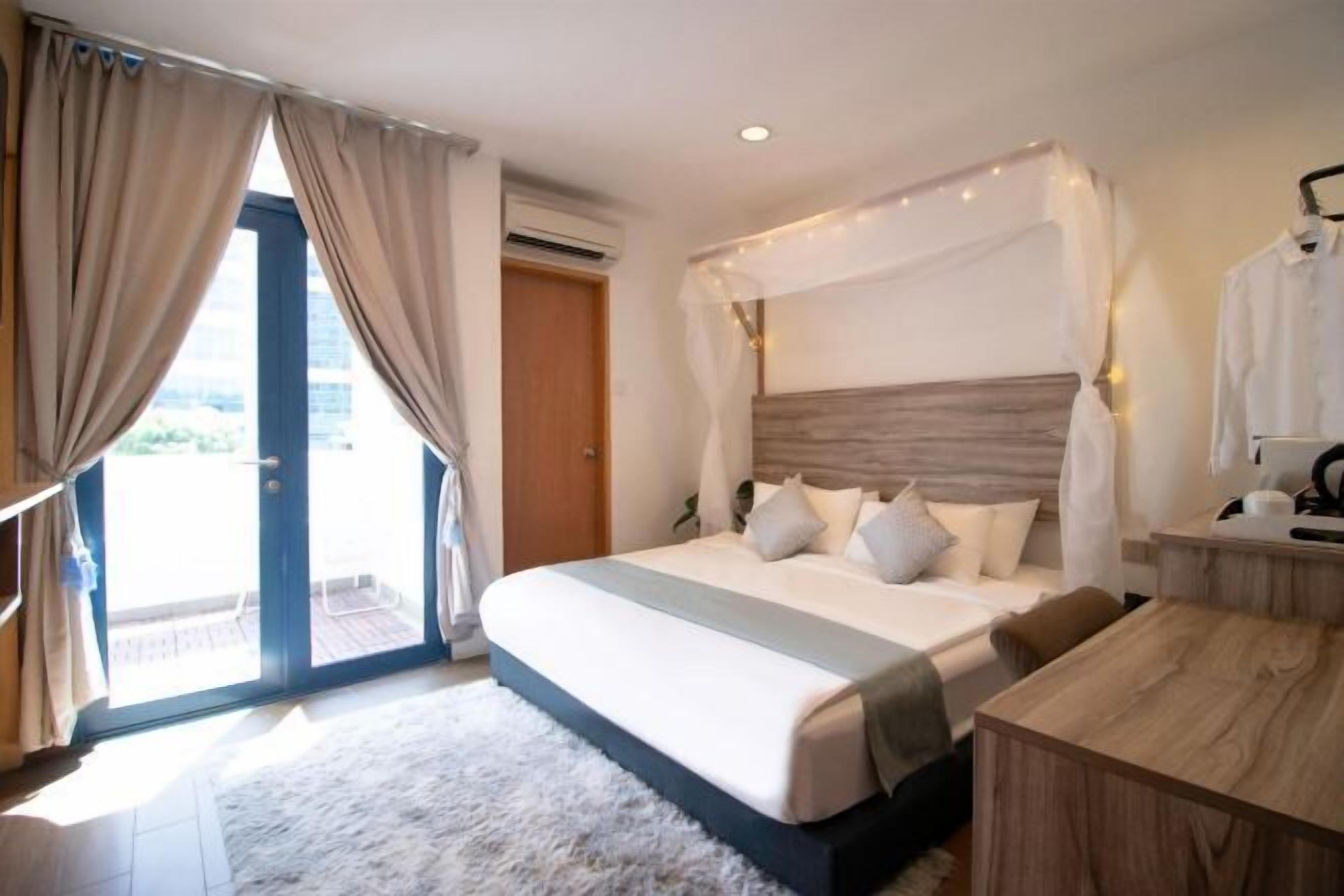 Minibar, in-room safe, desk, laptop workspace