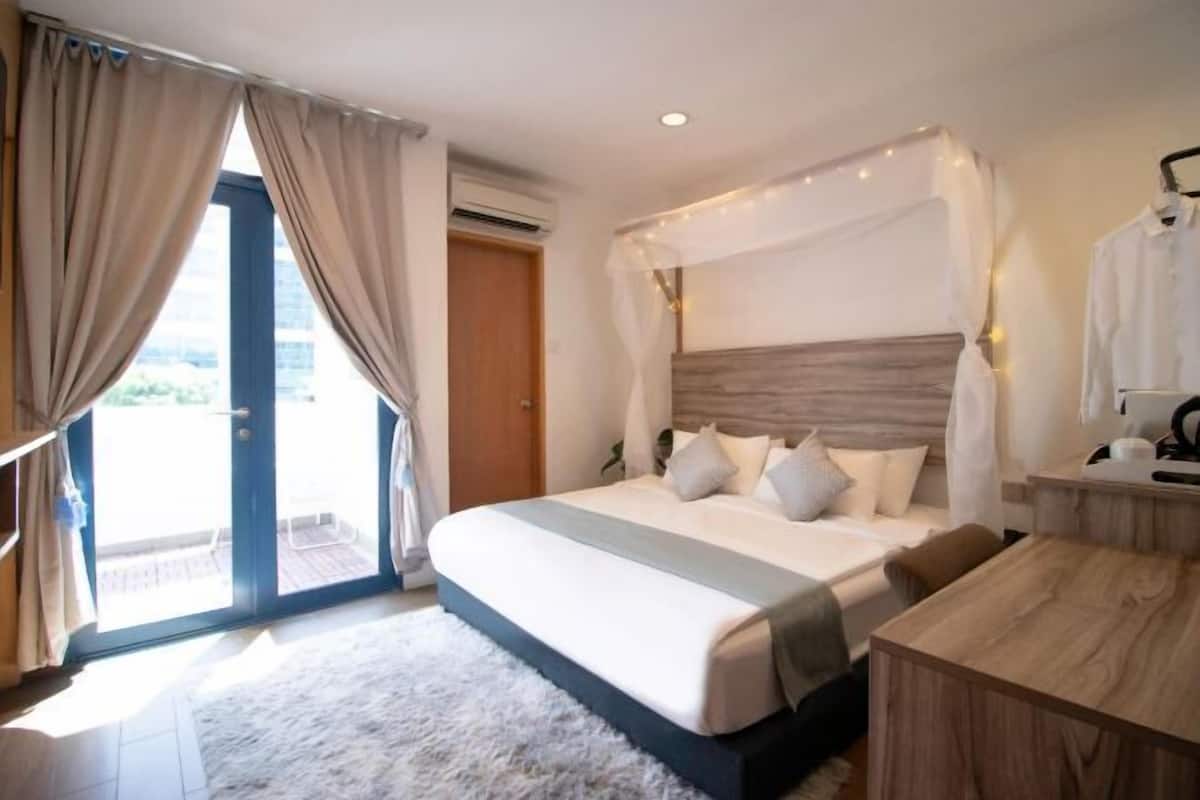 Minibar, Zimmersafe, Schreibtisch, laptopgeeigneter Arbeitsplatz