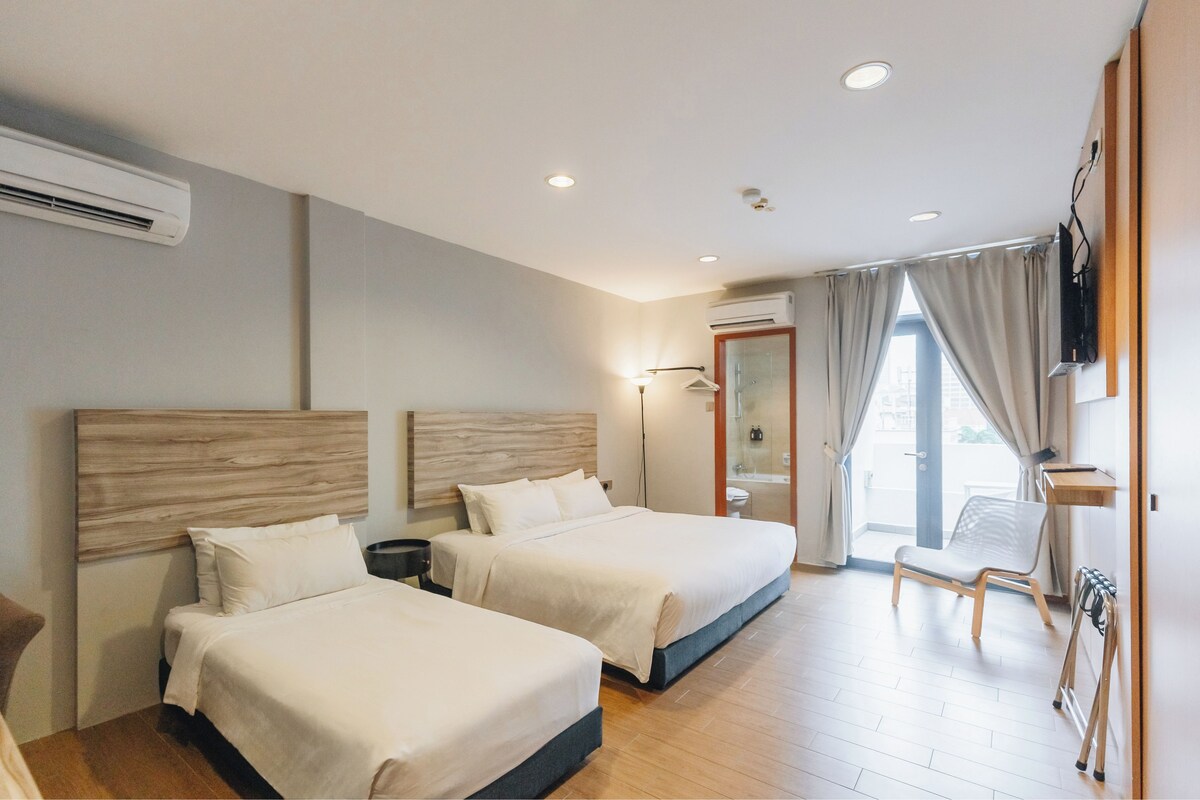 Family Room with BathTub | Minibar, in-room safe, desk, laptop workspace