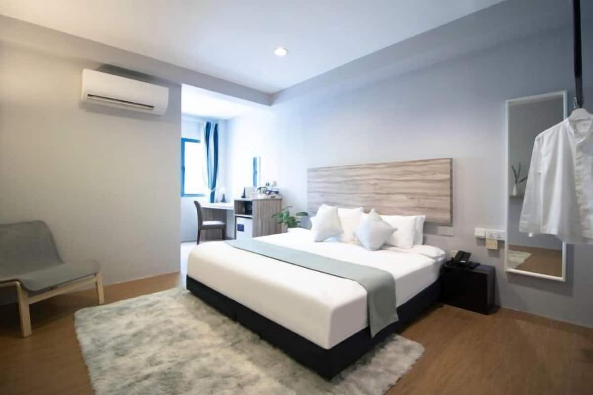 Minibar, Zimmersafe, Schreibtisch, laptopgeeigneter Arbeitsplatz