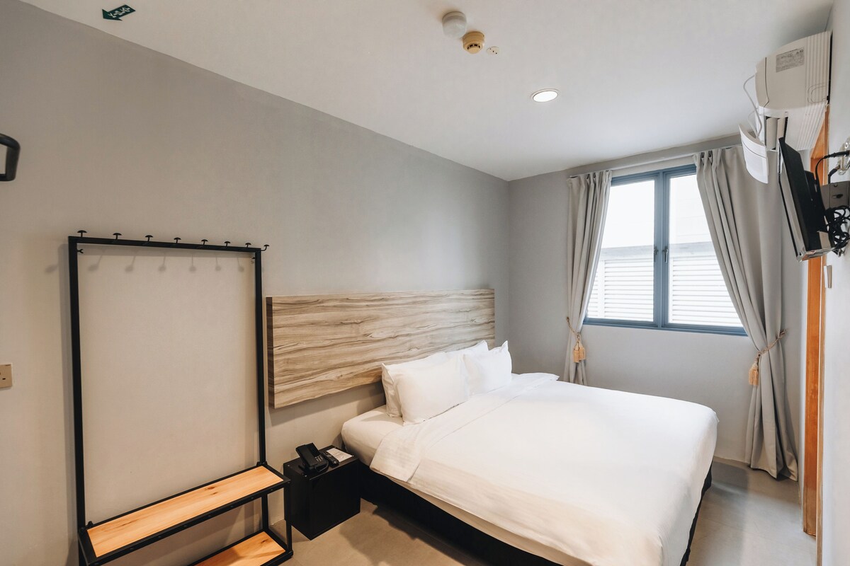 Superior King | Minibar, in-room safe, desk, laptop workspace
