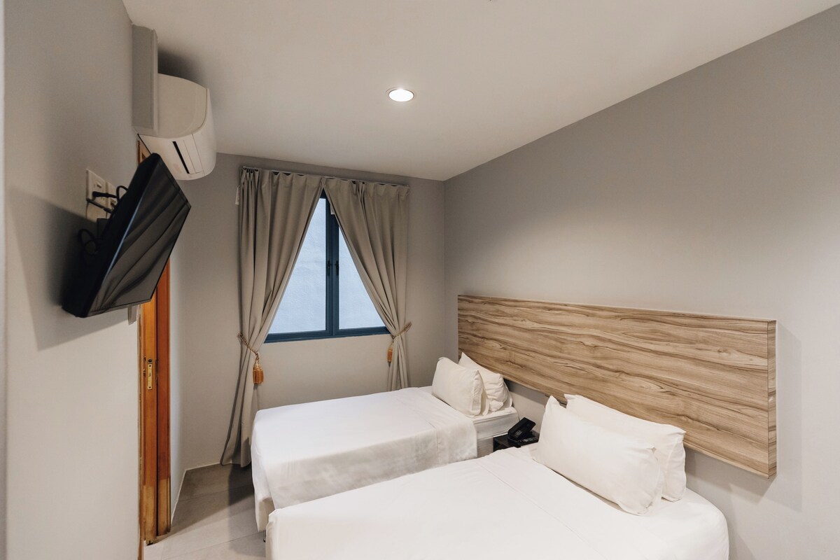 Deluxe Twin Room | Minibar, in-room safe, desk, laptop workspace