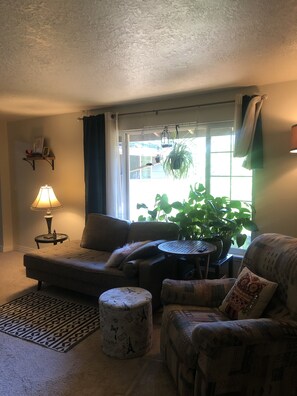 Smart TV, DVD player, books - Beautiful cozy home in south central Salem! (Salem)