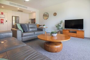 Smart TV - Luxurious Waterfront Escape at Harbour Lights – Stunning Marina Views & Prime Location! (Cairns City)