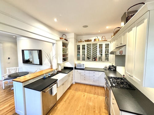 Deluxe Downtown Bungalow - fenced in yard, pet friendly.