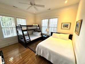 2 chambres, fer et planche à repasser, Wi-Fi gratuit, draps fournis