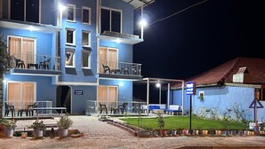 A multi-story building with balconies, a sign reading "TITANIC APART," and outdoor seating areas. - The Titanic House (Denizli)