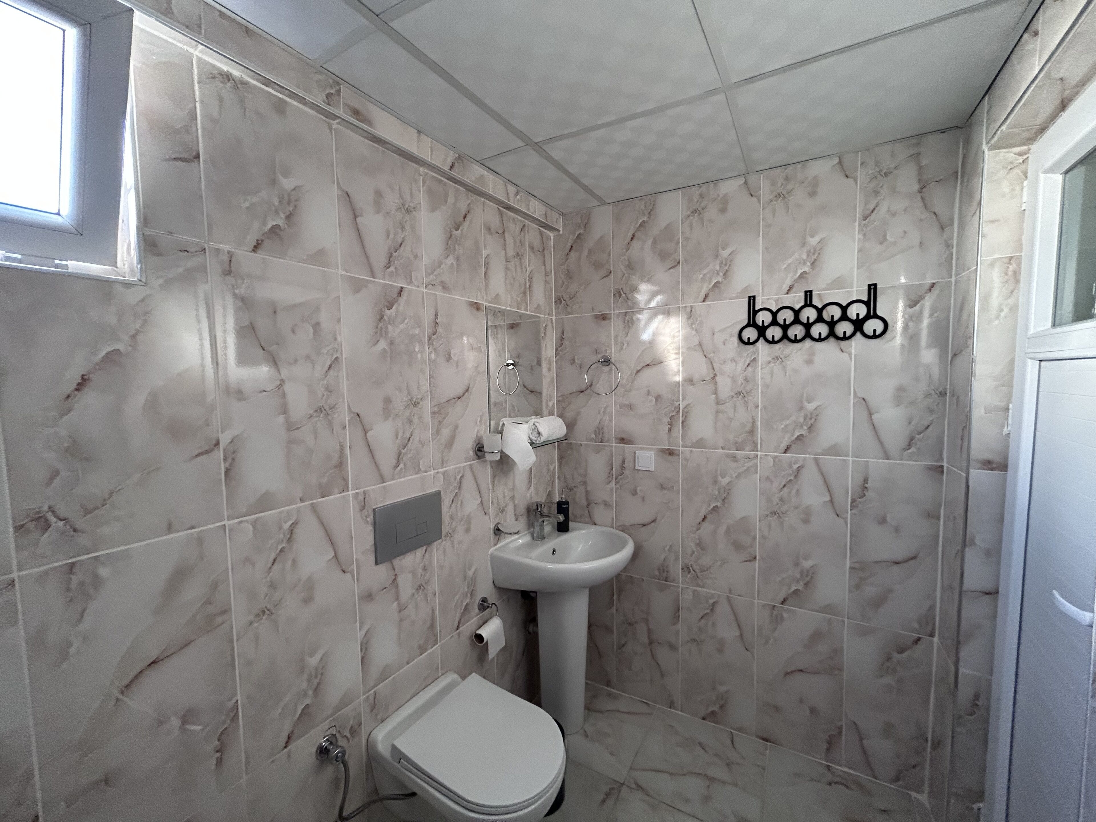 تجهيزات دش، دُش غزير، خف للقدمين، مناشف