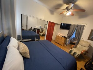 1 soverom, safe på rommet, skrivebord og strykejern/-brett