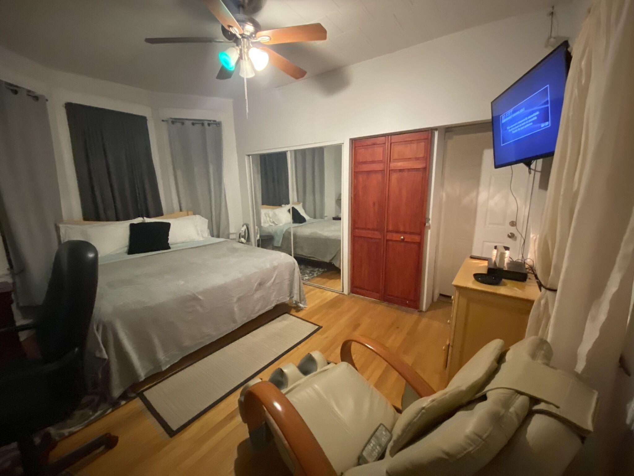 1 habitación, caja de seguridad en la habitación y escritorio 