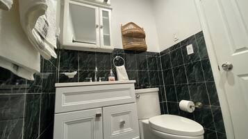 Combined shower/tub, jetted tub, hair dryer, towels