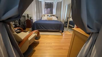 1 quarto, cofres nos quartos, escrivaninha