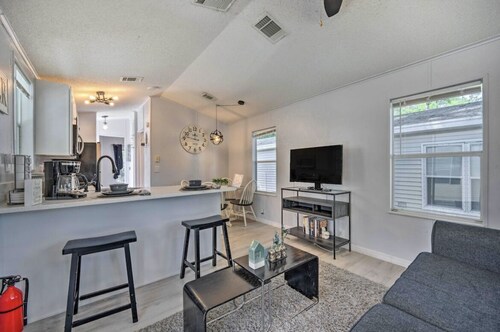 Enchanted Cottage with Pool and Mini-Golf Near Disney