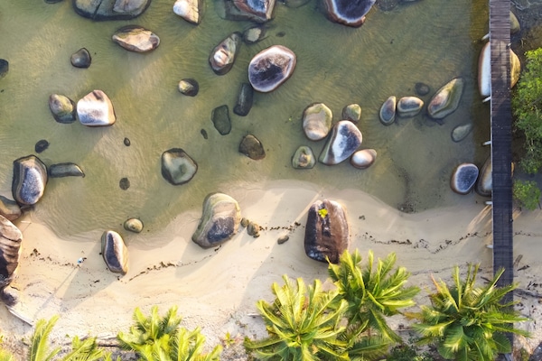 Pantai persendirian, pasir putih, payung, selam skuba
