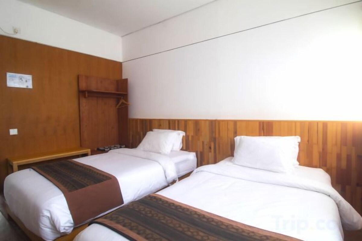 Desk, laptop workspace, free WiFi, bed sheets