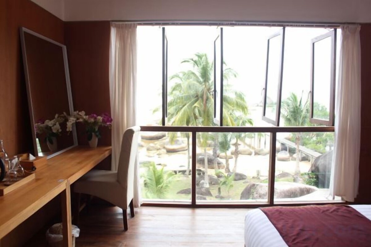 Desk, laptop workspace, WiFi (free), bed sheets