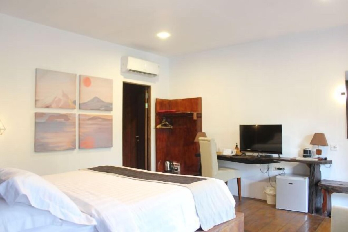 Desk, laptop workspace, free WiFi, bed sheets
