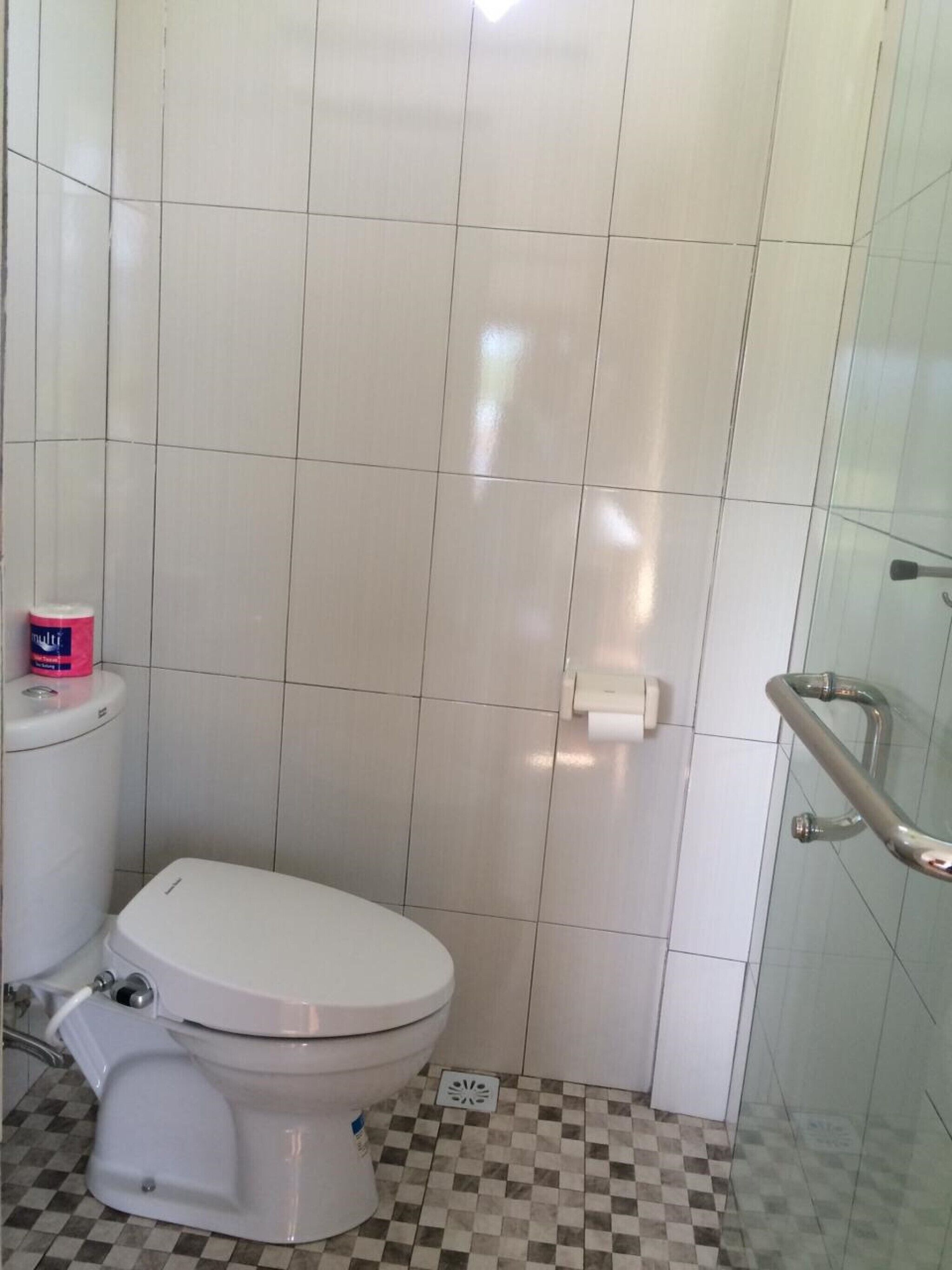 Bathtub, free toiletries, hair dryer, towels