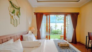 Une chambre d’hôtel avec un grand lit, une vue sur l’extérieur et une décoration murale.