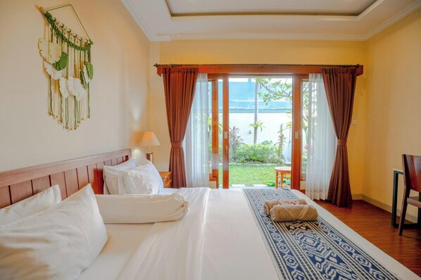 Desk, free WiFi - Sakura Guesthouse (Canggu)