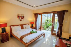 Desk, free WiFi - Sakura Guesthouse (Canggu)