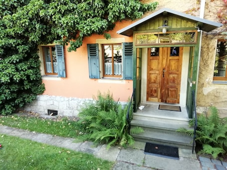 Exterior detail. Charming vacation apartment in Dresden Pillnitz EG