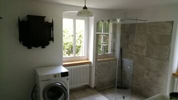 Dusche, Haartrockner, Handtücher, Seife