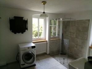 Een douche, een haardroger, handdoeken, zeep