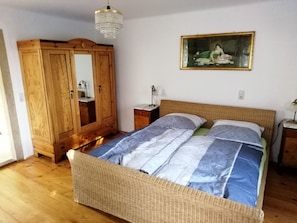 3 bedrooms, desk, free WiFi, bed sheets - Charming vacation apartment in Dresden Pillnitz EG (Dresden)