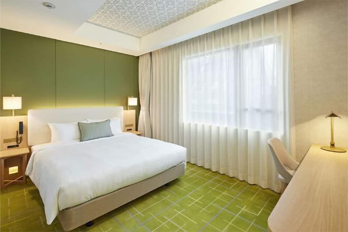 In-room safe, free WiFi, bed sheets