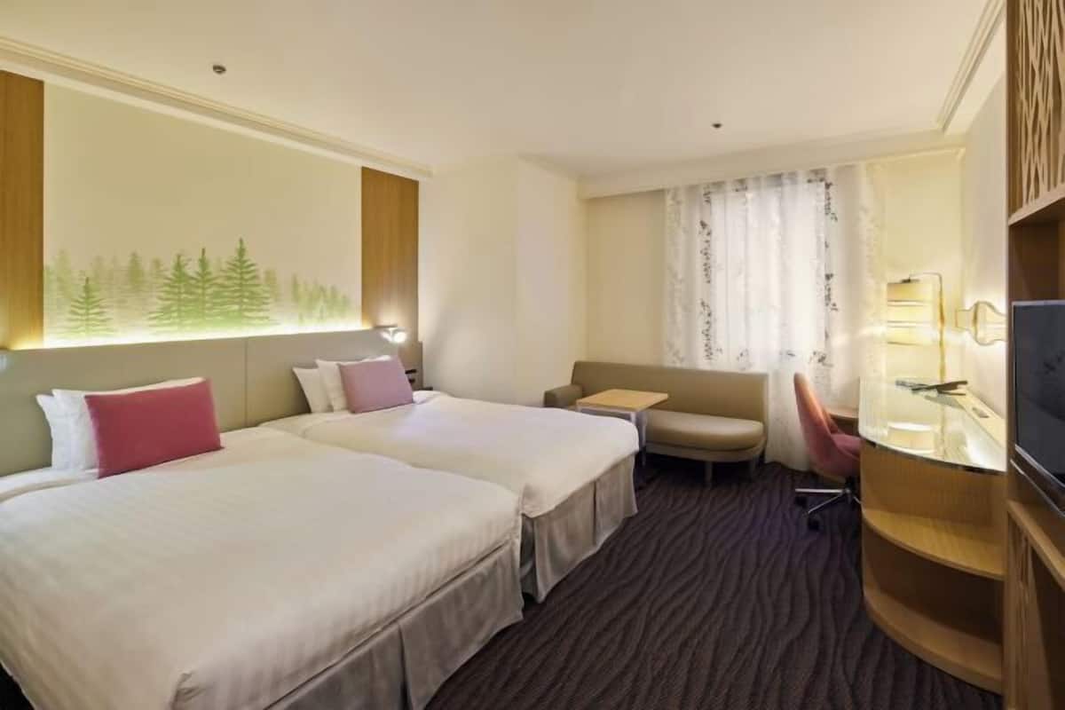 In-room safe, free WiFi, bed sheets