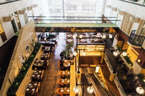 Petit déjeuner, déjeuner et dîner servis sur place