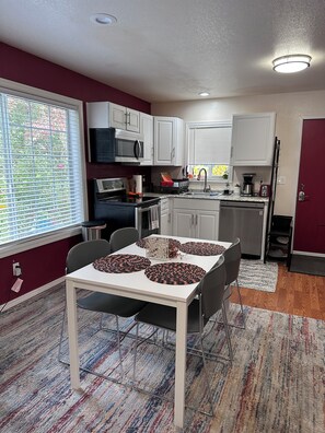 ثلاجة، ميكروويف، فرن، موقد طهي مسطح