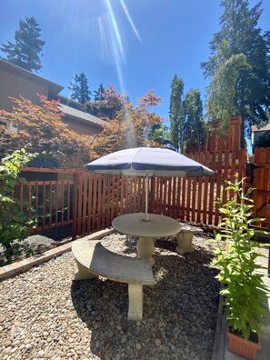 Outdoor dining - Modern, Spacious, and Private 1BR Suite (Corvallis)