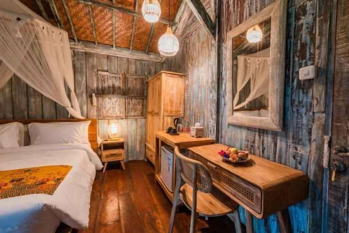 Minibar, desk, free WiFi, bed sheets