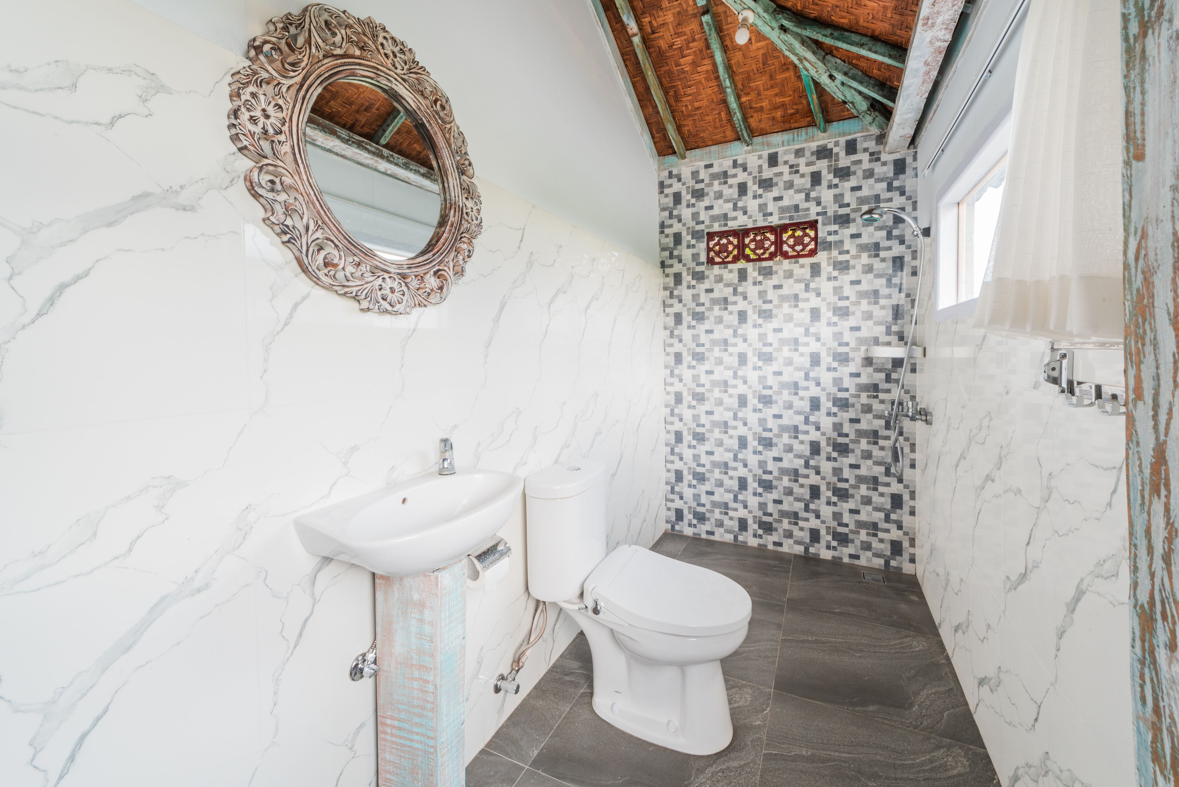 Suihku, hierova suihkupää, pyyhkeet