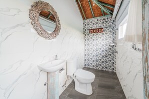 Shower, hydromassage showerhead, towels - Nauna Villa Bali (Abiansemal)