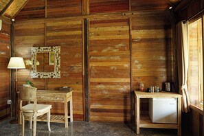 Minibar, decoración personalizada, muebles diferentes y escritorio 