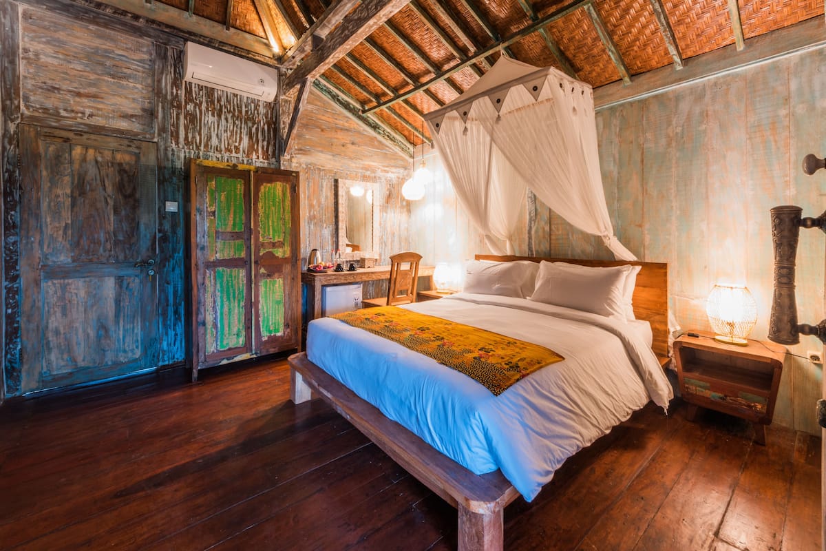 Minibar, desk, free WiFi, bed sheets