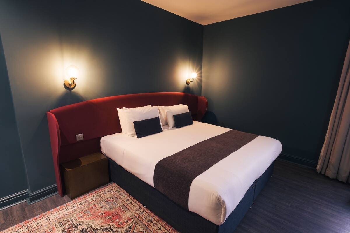 Exclusive Double Room | In-room safe, desk, iron/ironing board (on request), WiFi (free)