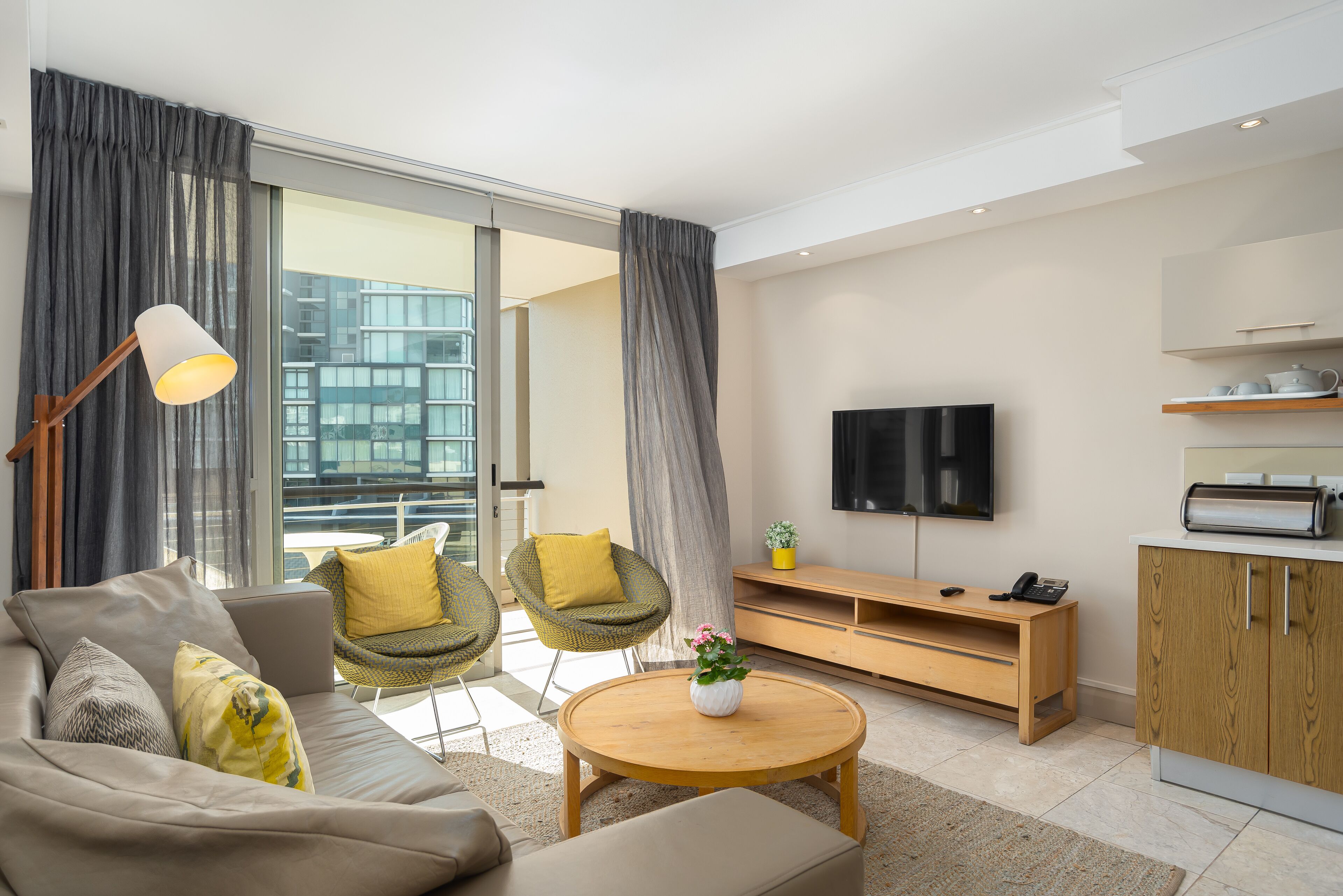 クラシック スタジオ | リビング エリア | 32 インチの薄型テレビ (ケーブル放送視聴可)、テレビ、Netflix